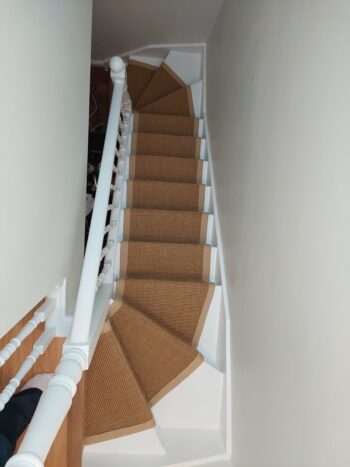 sisal-gold-beige-linen-border-stairrunner-on-winding-stairs