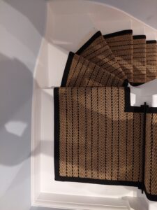 Herringbone-Twill-stairrunner-black-border-with-L-shape